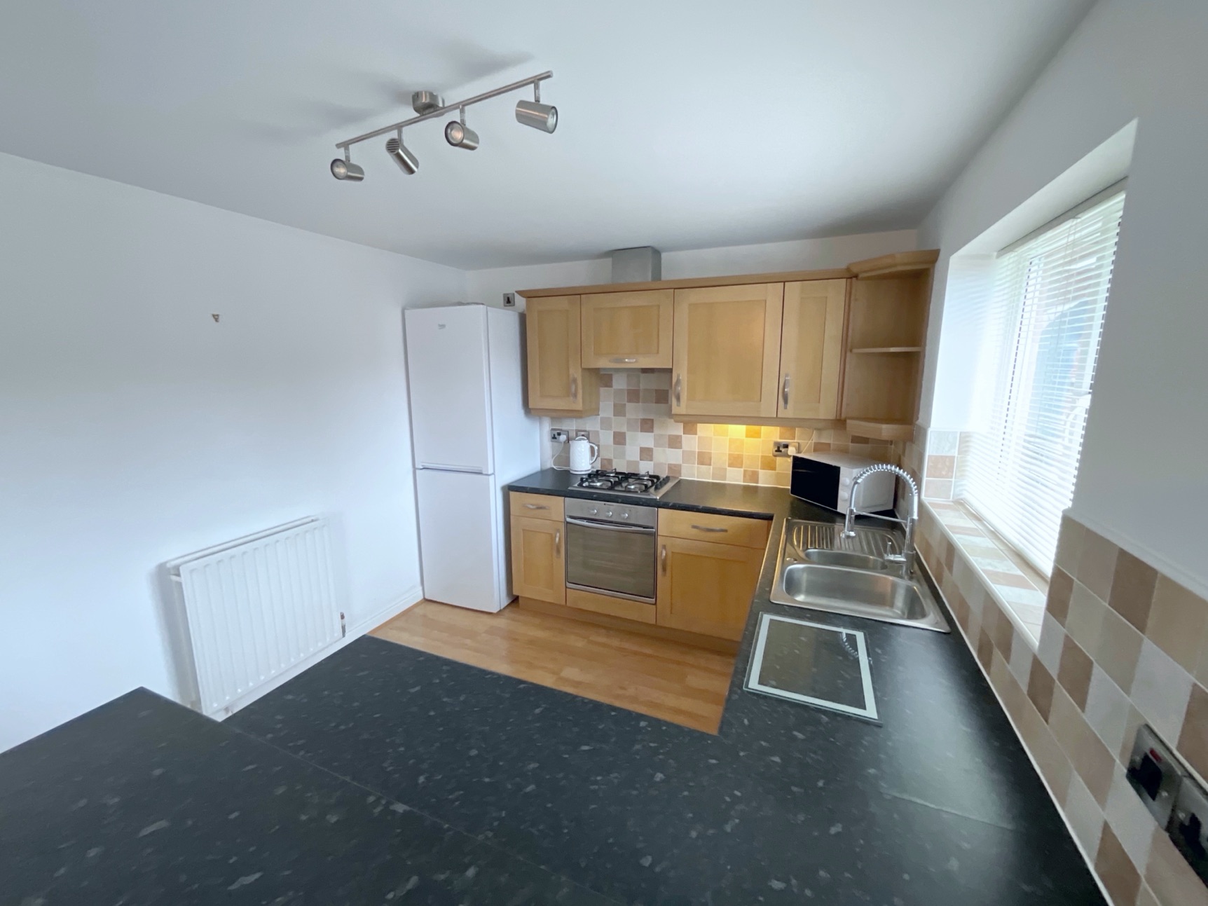 KITCHEN/LIVING ROOM