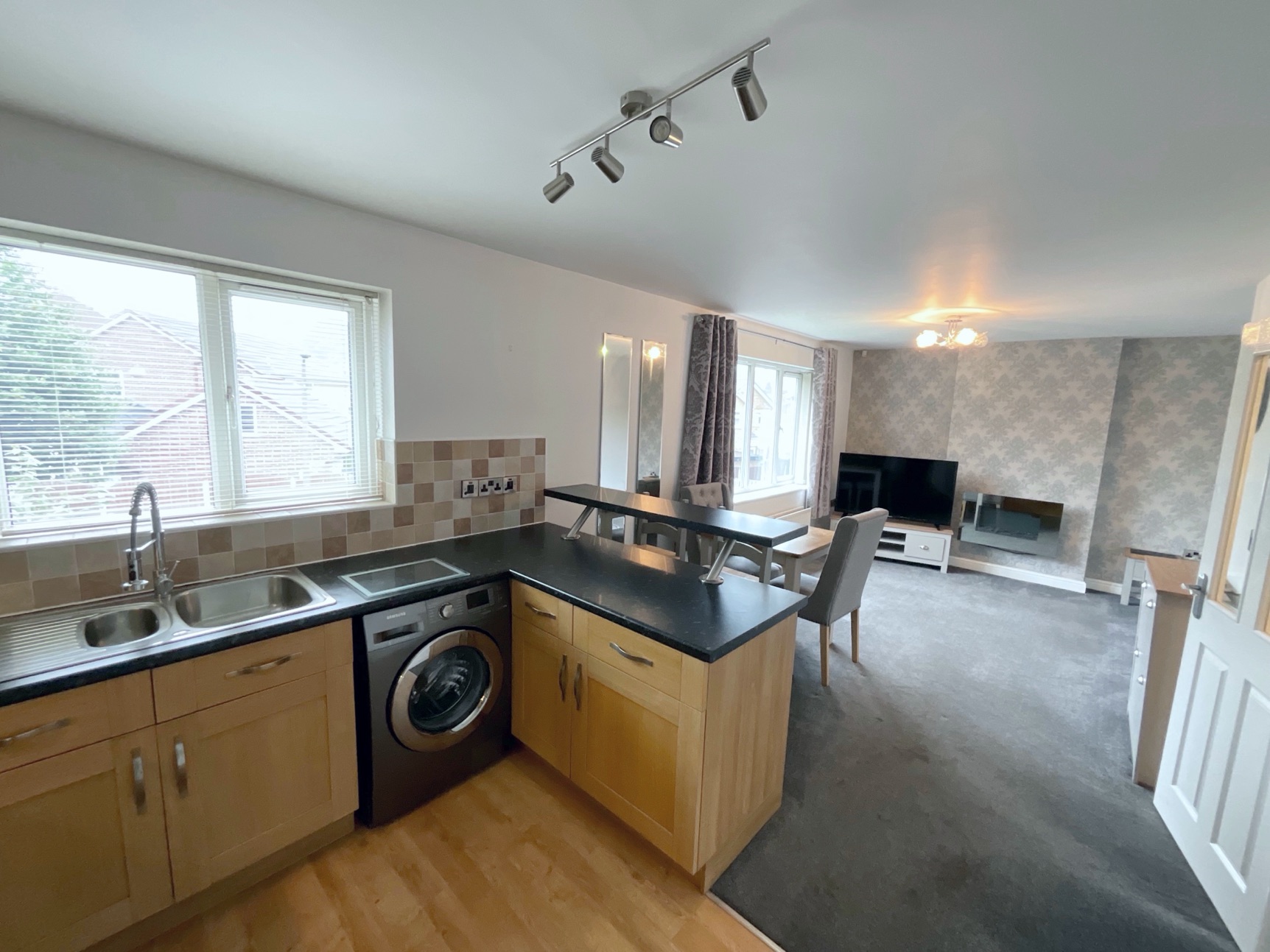 KITCHEN/LIVING ROOM 