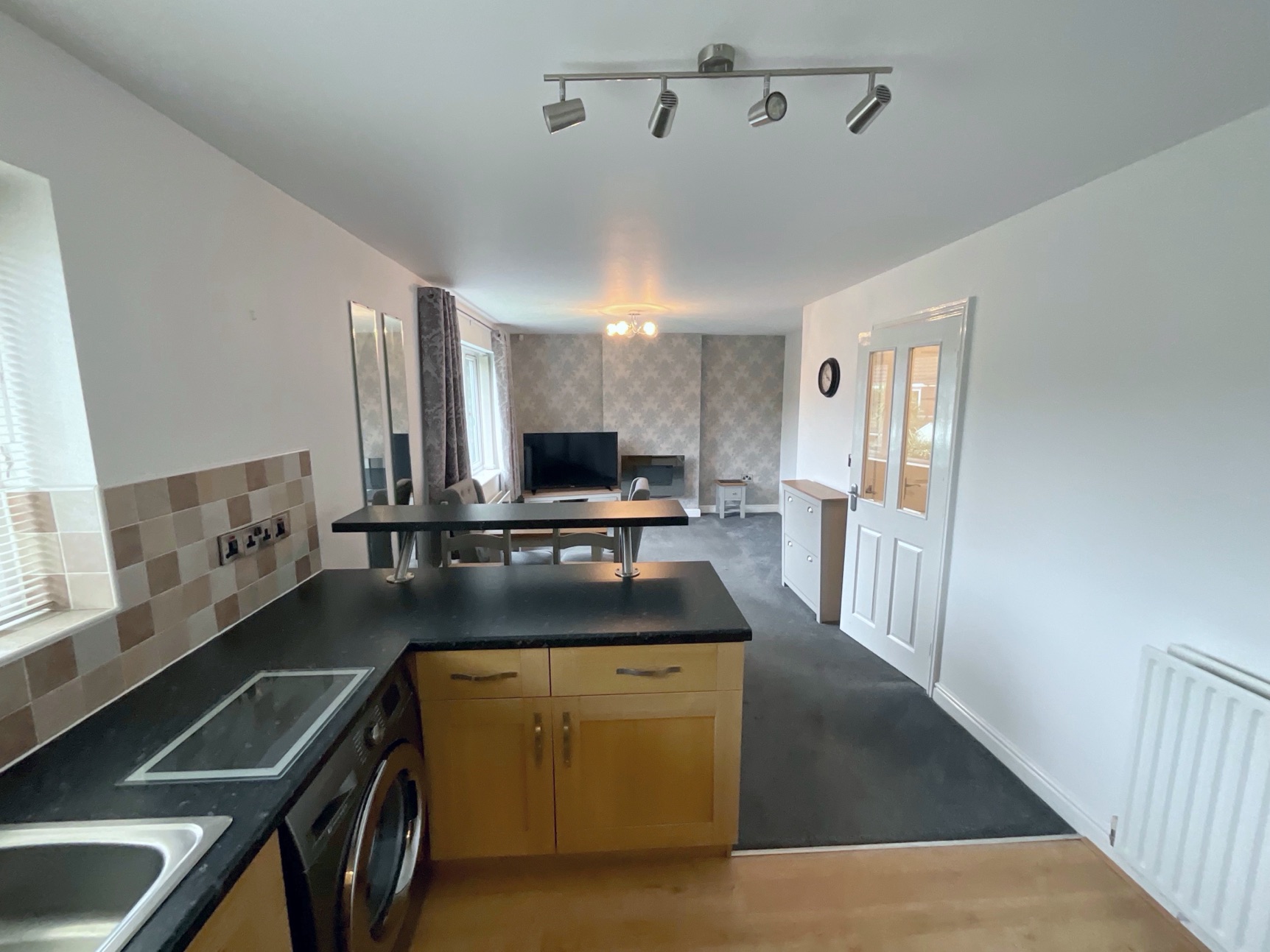 KITCHEN/LIVING ROOM