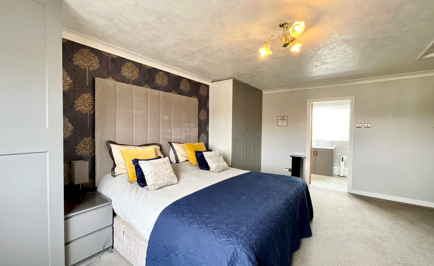 bedroom with en-suite