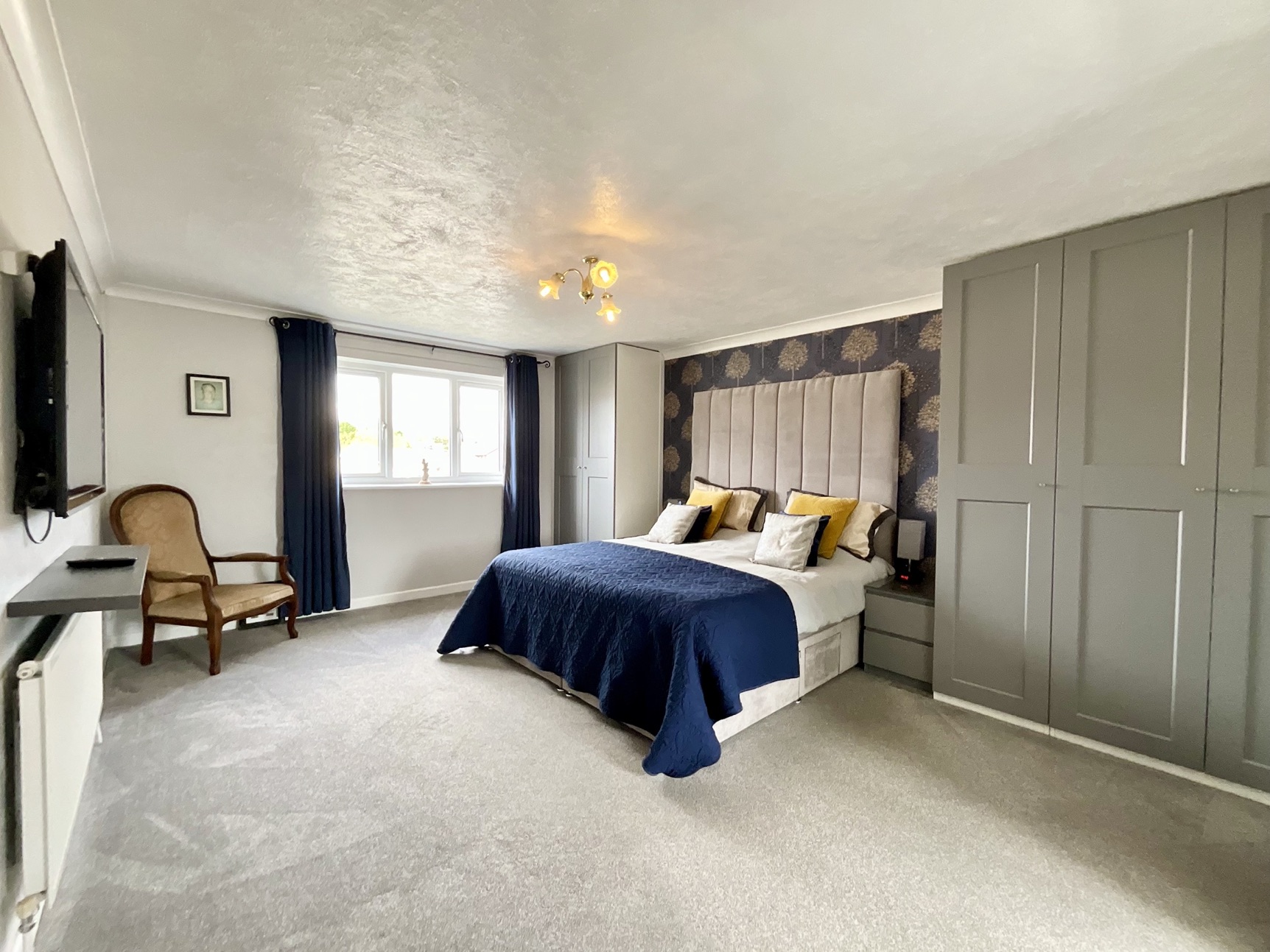 bedroom with en-suite