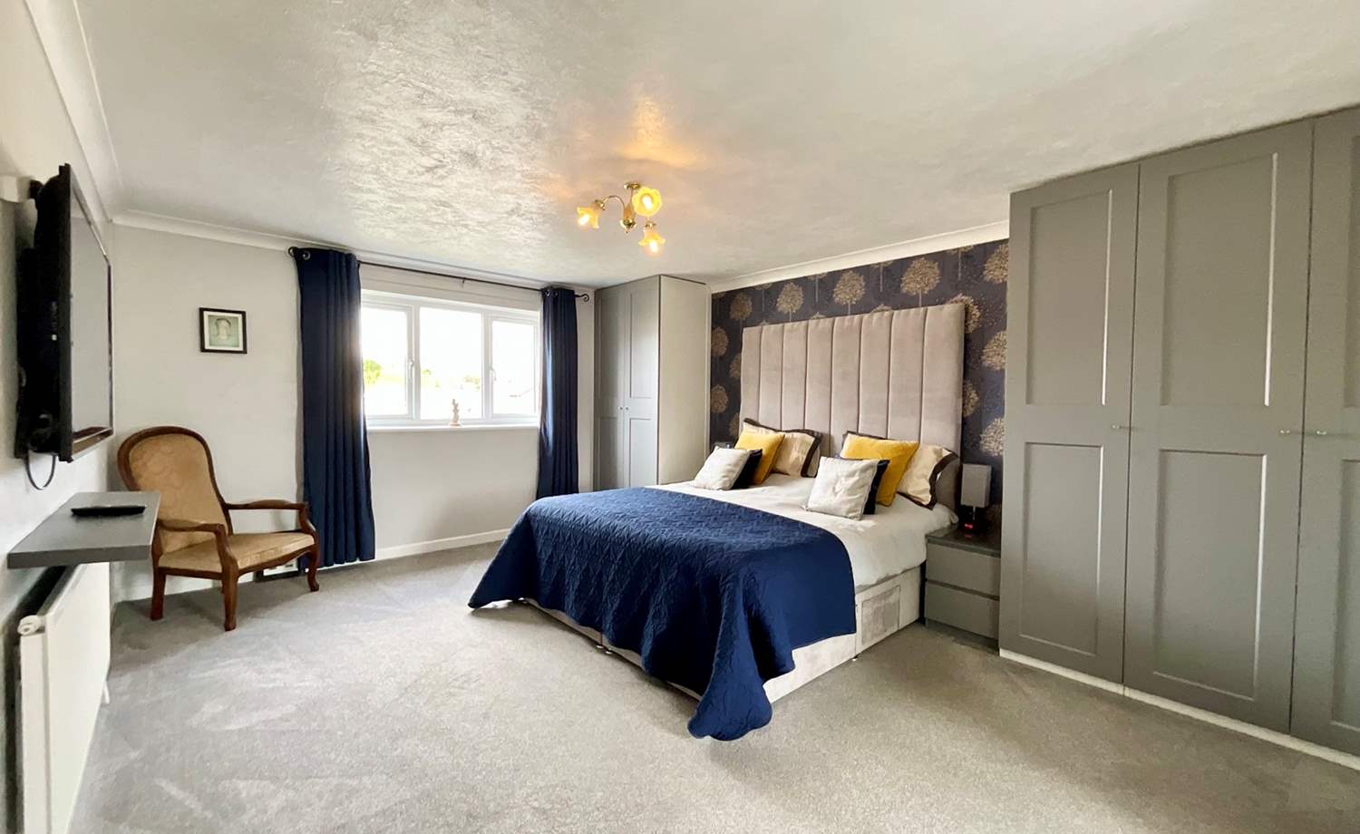 bedroom with en-suite