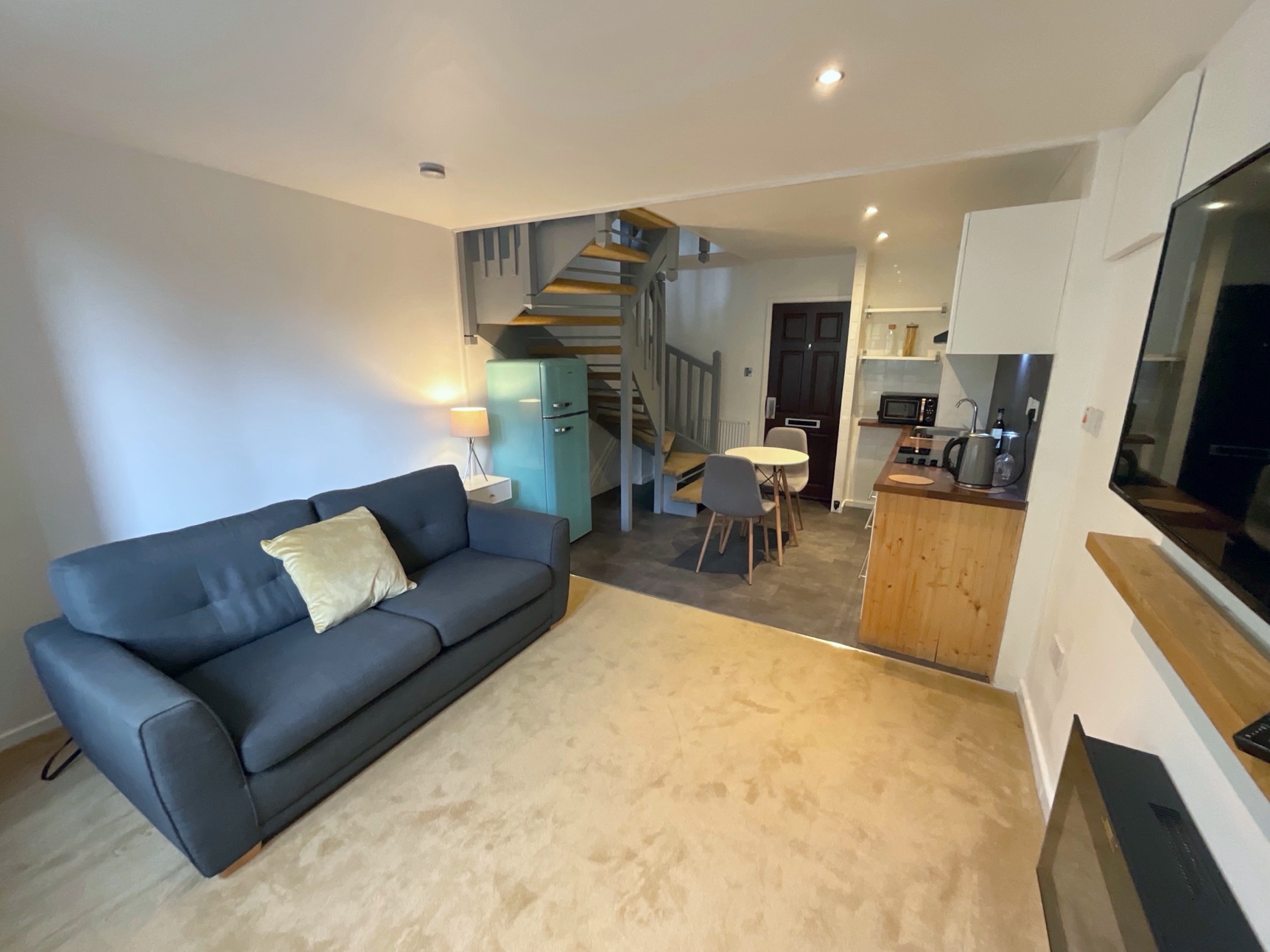 KITCHEN/LIVING ROOM 