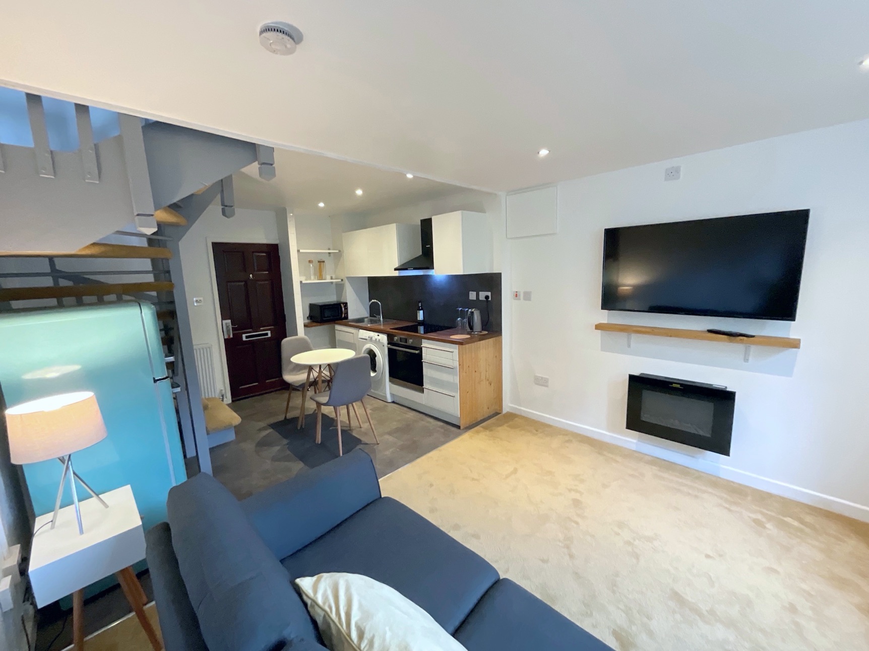 KITCHEN/LIVING ROOM 