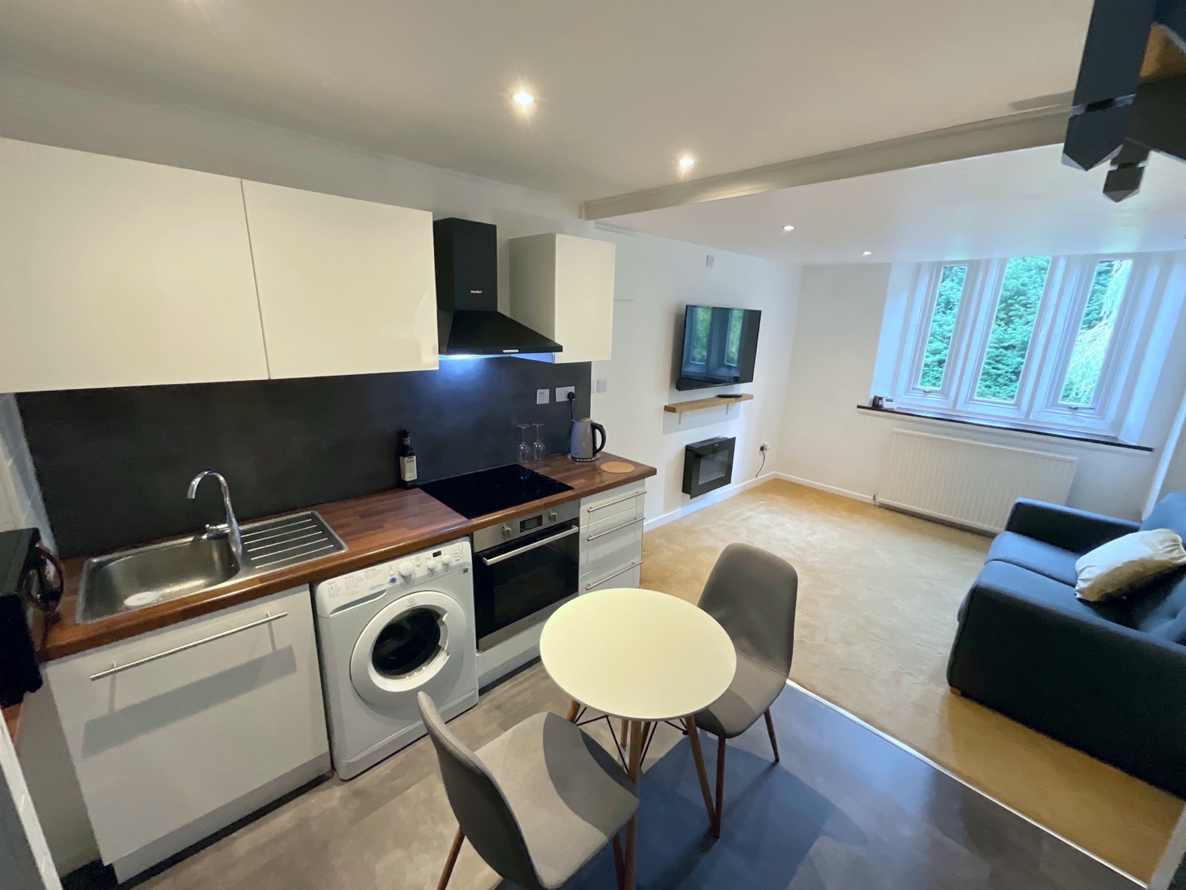KITCHEN/LIVING ROOM 