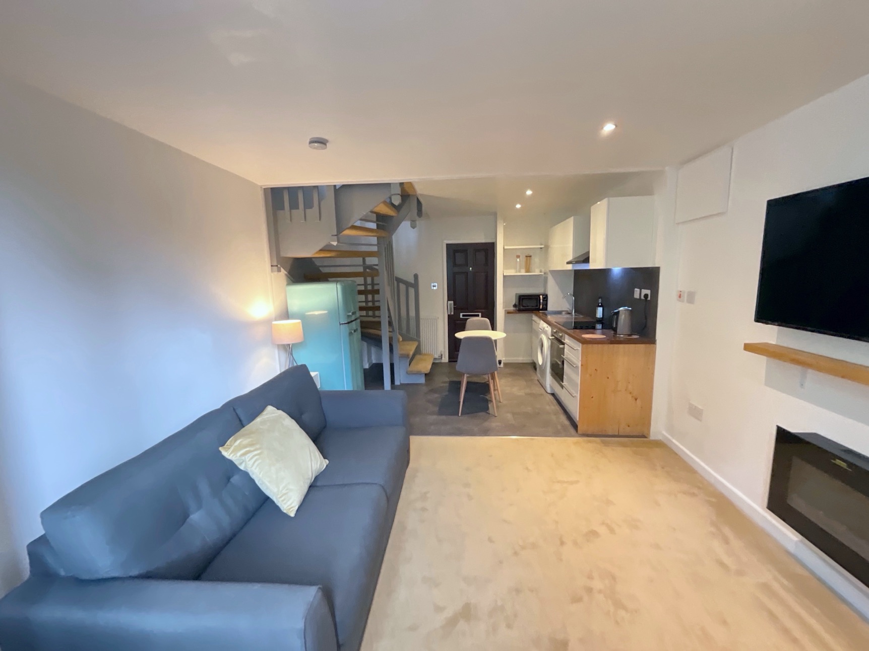 KITCHEN/LIVING ROOM 