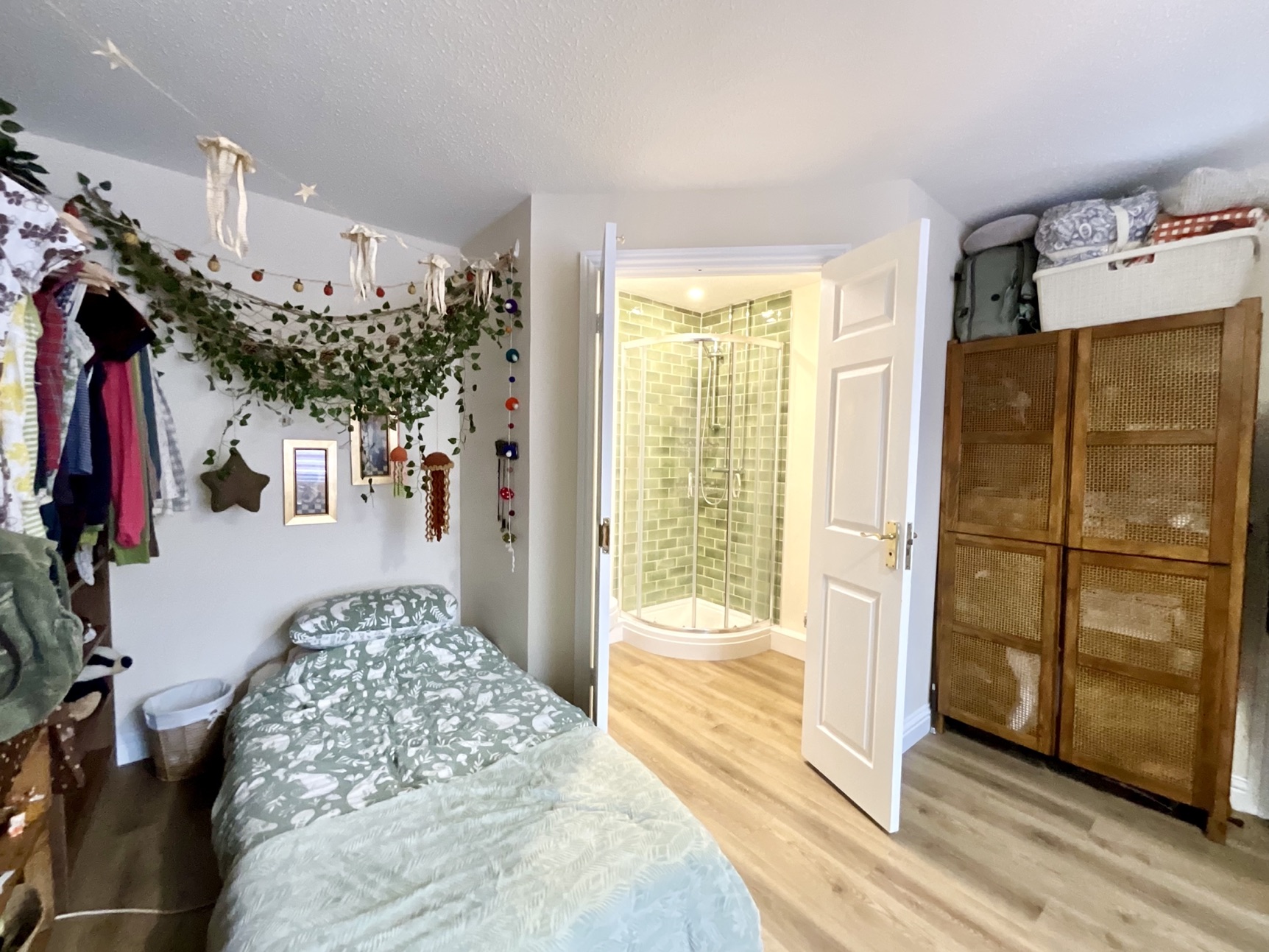 bedroom with en suite